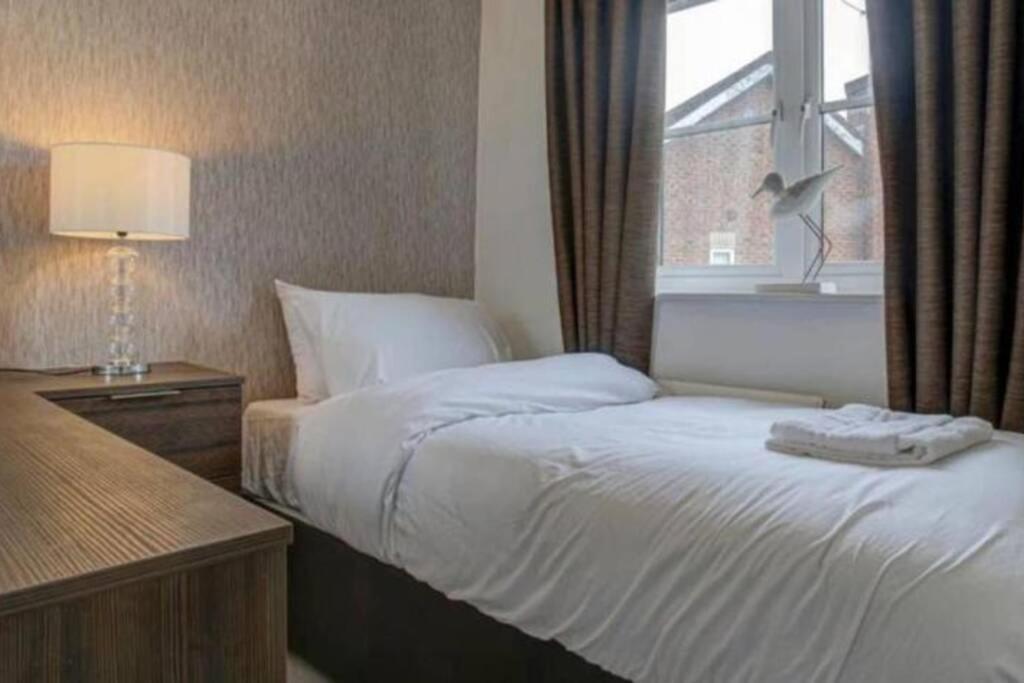 Luxury 4 Bedroom House Manchester Exterior photo