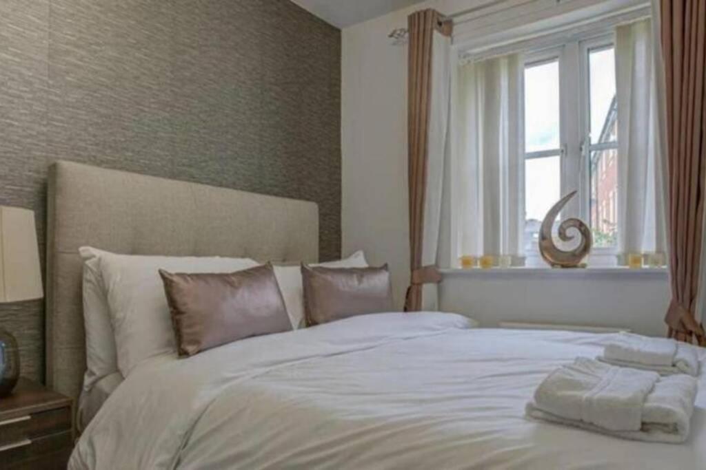 Luxury 4 Bedroom House Manchester Exterior photo